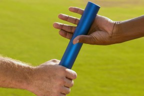 开云·体育官方网站入口-史密斯起跳反应制胜 澳中队紧随其后，史密斯跳车